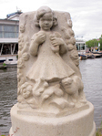 Meisje met kat en bal, door Hubert van Lith
<br/>
Gerdy Bijleveld, 2015-06-20